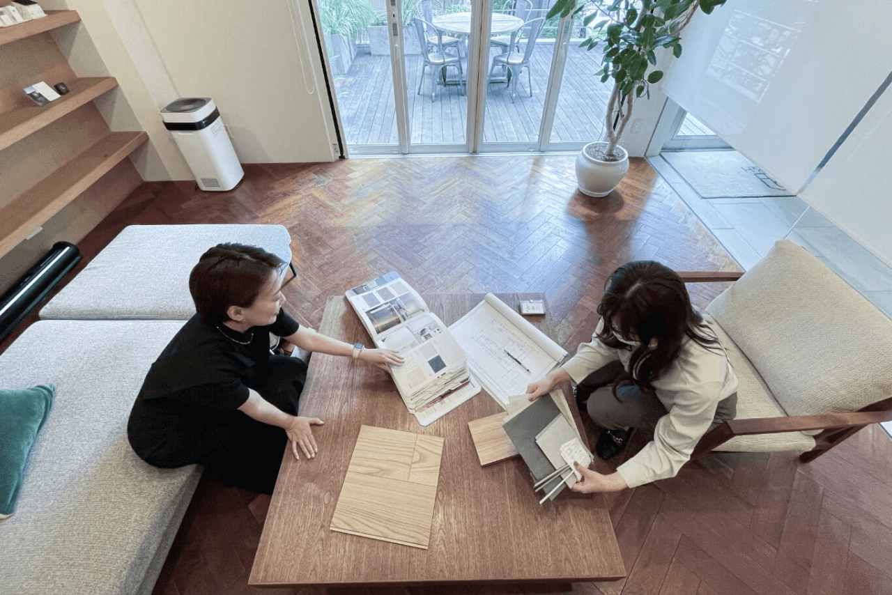 打ち合わせしながら資料を確認するスタッフ